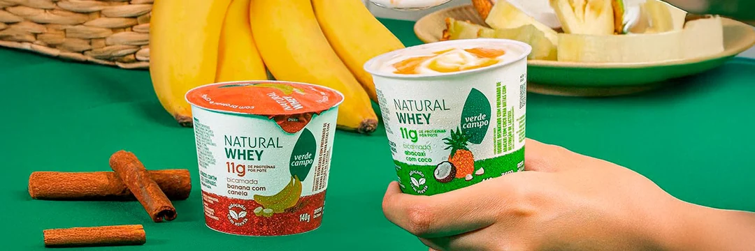 Iogurtes Natural Whey Verde Campo com banana, abacaxi e canela